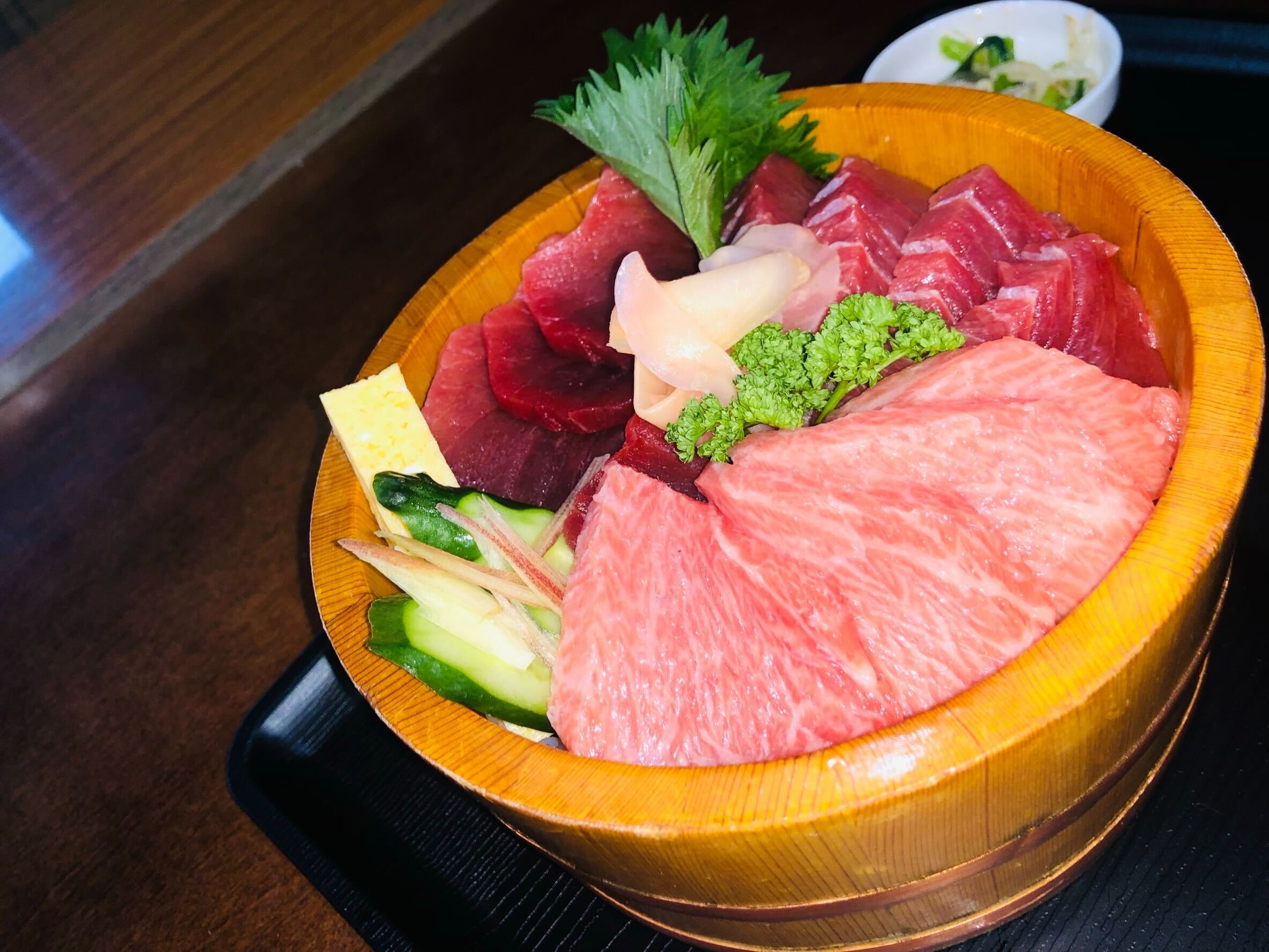 マグロ丼 - 新鮮なマグロの赤身と大トロ